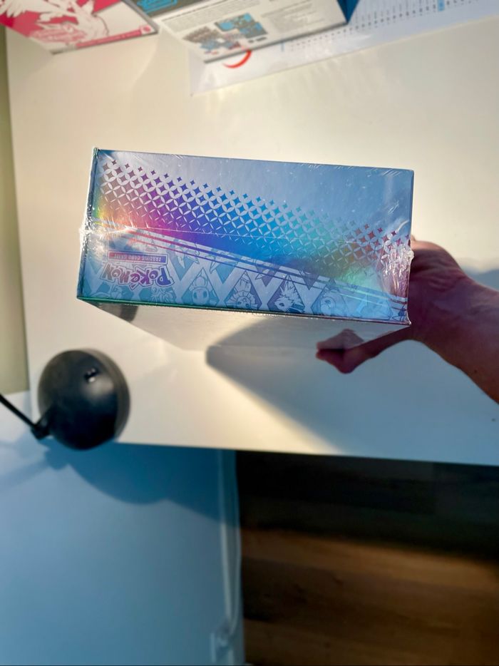 Coffret Pokémon Évolutions Prismatiques EV8.5 – Neuf, Scellé 🌈 - photo numéro 3