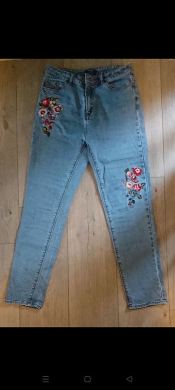 Jean taille haute coupe droite imprimés broderies fleurs