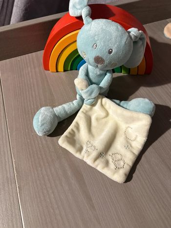 Doudou peluche lapin Pommette ABC, avec mouchoir,bleu blanc cassé