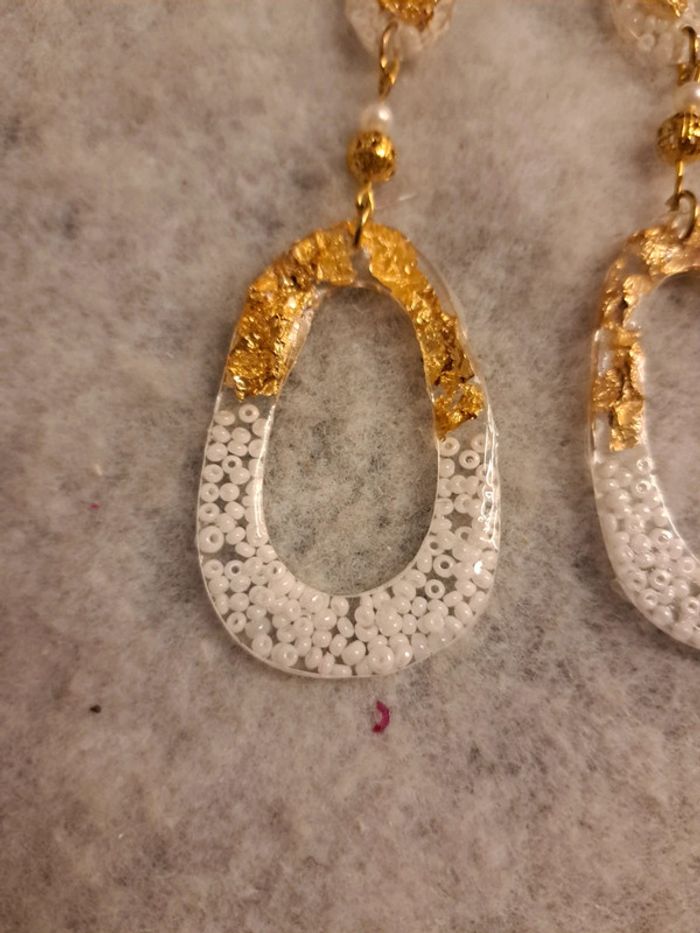 Boucles d'oreilles pendante en résine blanche et doré - photo numéro 5
