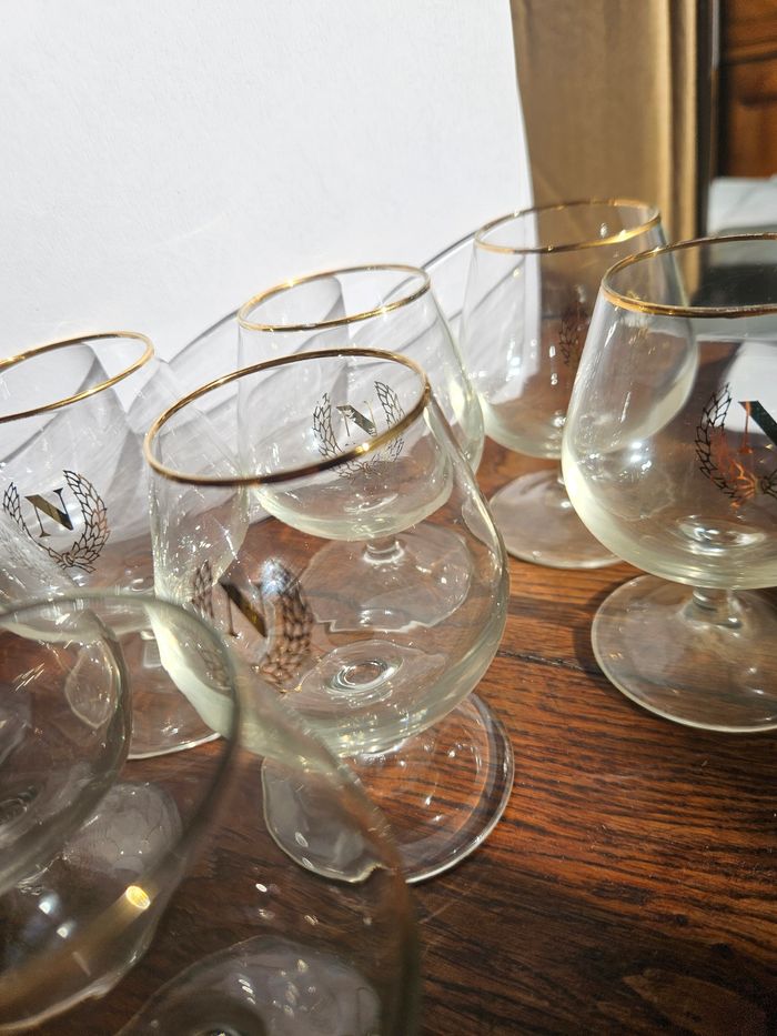 Lot de 8 verres à cognac Napoléon dorés – vintage bar chic - photo numéro 7