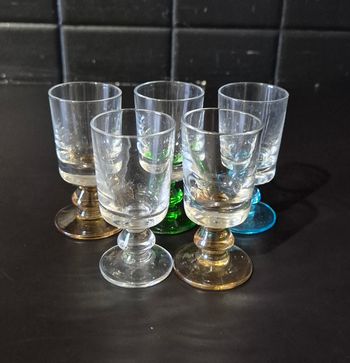 Lot 5 petits verres à liqueur colorés vintage