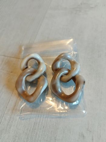 Très jolies boucles d'oreilles neuves