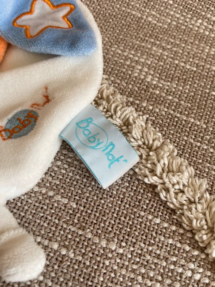 Peluche doudou plat 24cm Babynat chien ours blanc gris bleu orange très bon état - photo numéro 4