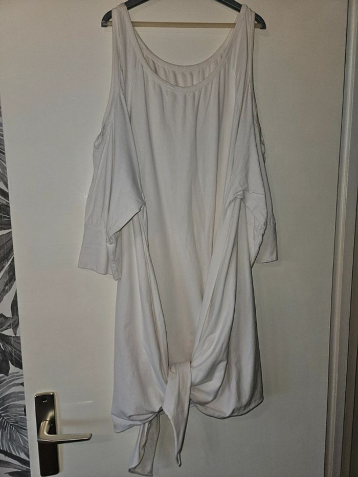 Robe tee-shirt blanche style sportwear