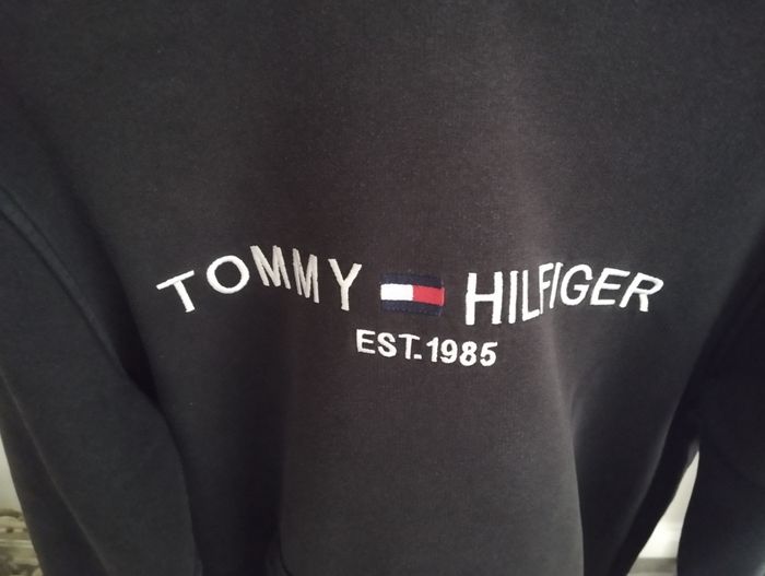 Sweat Tommy Hilfiger Taille : L ( je pense 10/12 ans) Prix : 20 € - photo numéro 4