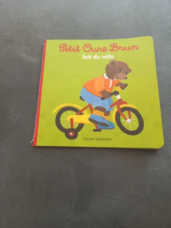 Livre petit ours brun fait du vélo