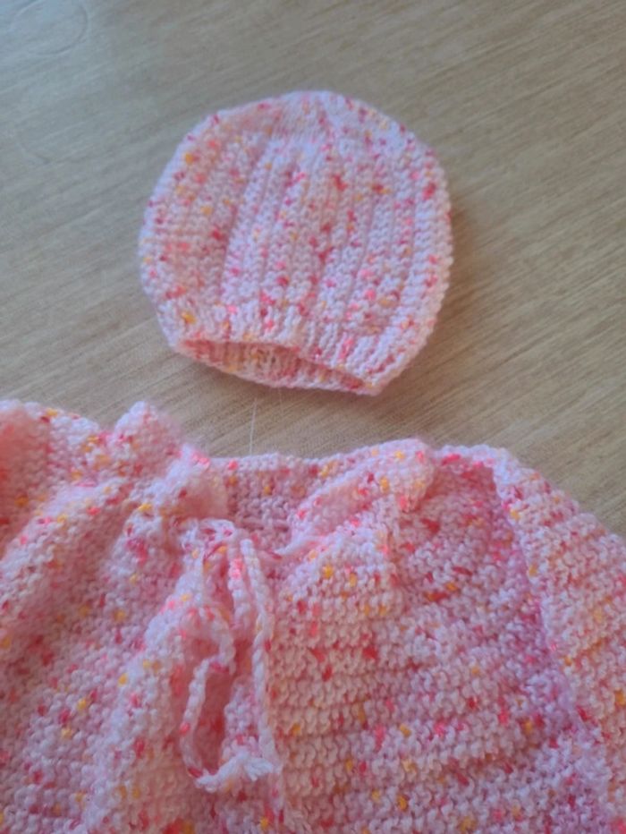 Gilet et son bonnet rose tricoté main - photo numéro 4