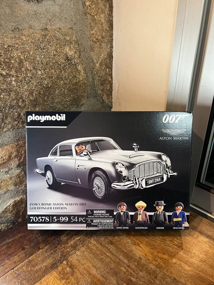 Voiture James Bond 007 Aston Martin DB5 Playmobil dans le film Goldfinger 1964