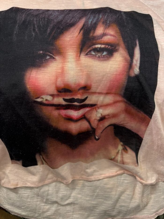 Beau t-shirt léger manches longues Rihanna doigt moustache L/40 - photo numéro 5