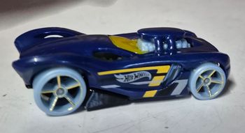 Hot Wheels BDY13  fantasy car  voiture  miniature bleue