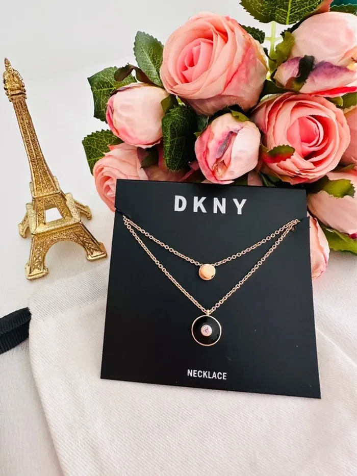 🔘Collier DKNY authentique double chaîne, minimaliste chic, logo et cristal