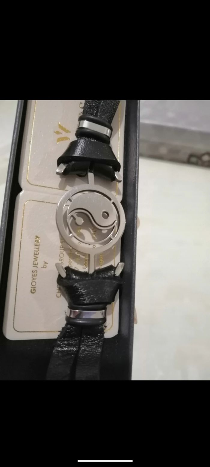 Beau bracelet Gioyes en simili cuir.