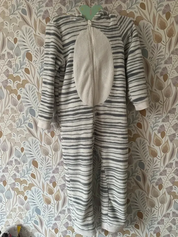 Pyjama zèbre DPAM 6/8 ans en excellent état - photo numéro 2