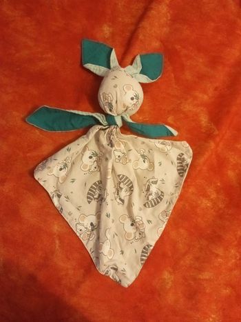 Doudou lapin aux longues oreilles, imprimé koala