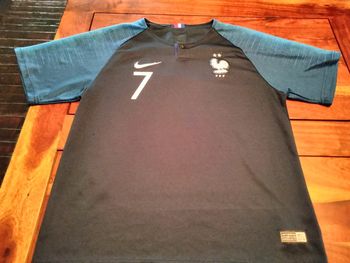 T-shirt manches courtes enfant Griezmann en taille 28 authentic avec numéro de série