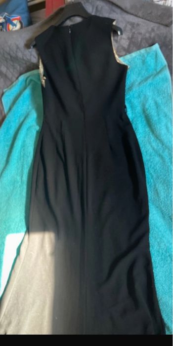 robe soirée 38 sequin doré et noir ouverte sur une jambe