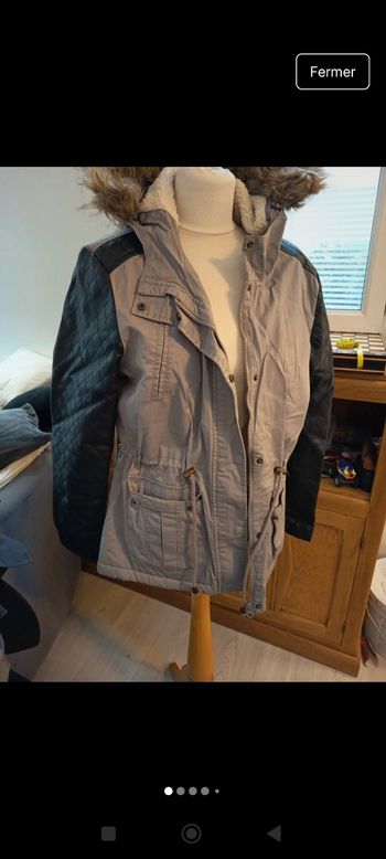 Parka grise et noire avec capuche