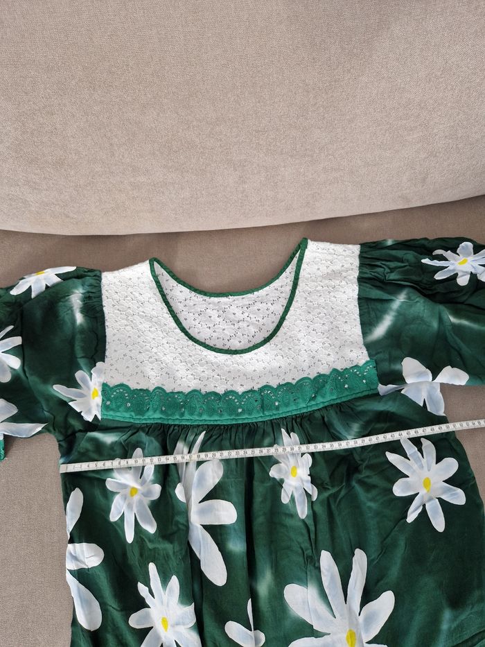 Robe polynésienne verte foncé à fleurs blanche avec détail dentelle - photo numéro 8