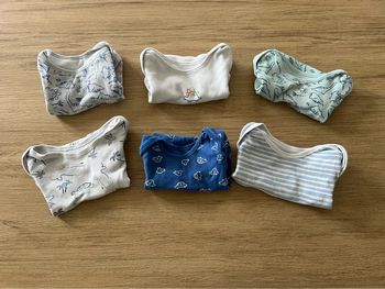 Lot 6 bodies manches courtes 12 mois Primark