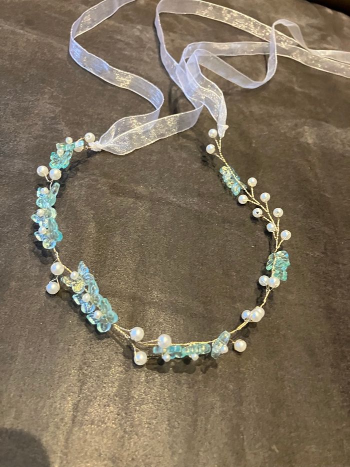 Serre-tête décoré de perles et de fleurs