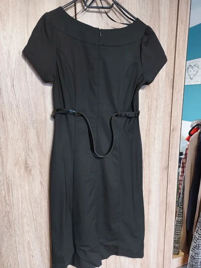 Robe cintrée et sa ceinture - photo numéro 2