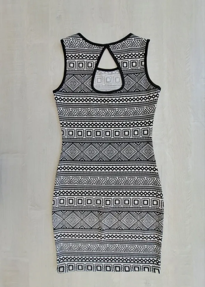 Robe Orcelly - taille S - moulante - motif azteque noir blanc - col rond - ouverture dos - photo numéro 2