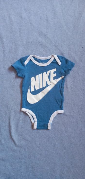 Bodies Nike taille 60-70 cm