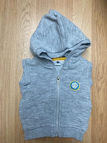 Gilet à capuche sans manches