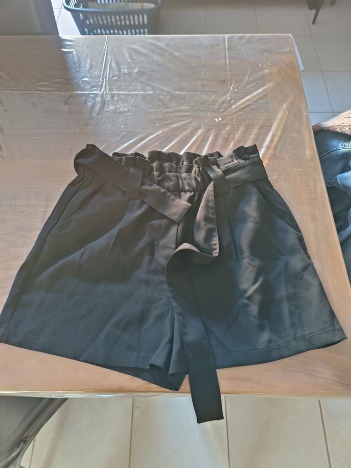 Short noir cache cache taille 42