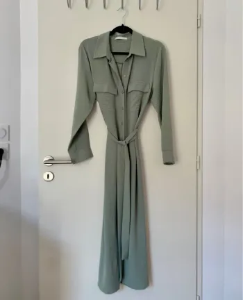 Robe longue à manches longues et ceinture vert sauge taille L Mango
