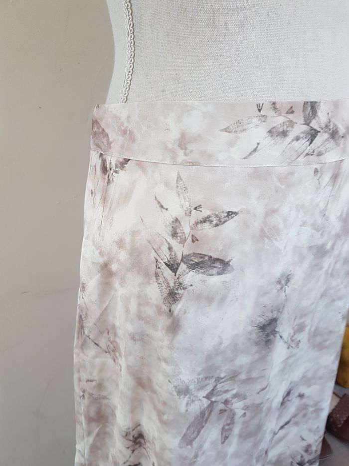 Jupe mi-longue tons beiges neuve avec étiquette. Dazy Designer. T42, tour taille 78cm, haut 80cm. - photo numéro 2