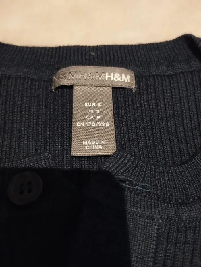 Pull bleu marine à boutons H&M S - photo numéro 3