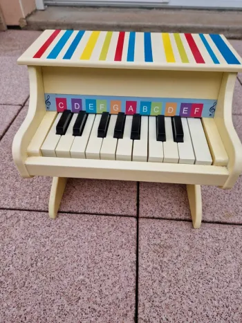 Piano en bois enfant
