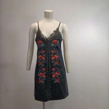Robe Cuir Synthétique Mango Décolletée, Brodée rose rouge - dentelle clous métal - taille M A457