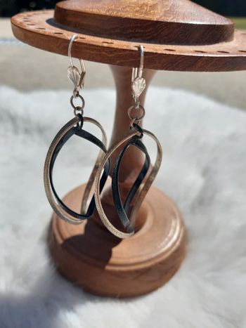 Jolie boucles d'oreilles noir et argent