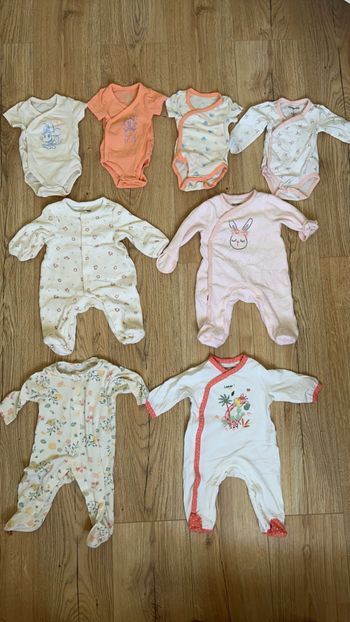 Lot de bodies et pyjama