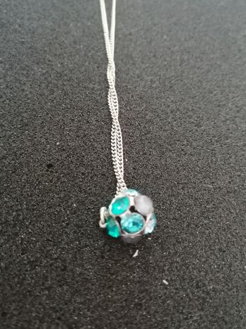 Très joli collier neuf