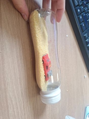 Bouteille sensorielle voiture rouge