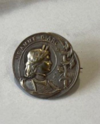 Broche Jeanne d’Arc signée LEVY Diamètre 25 mm