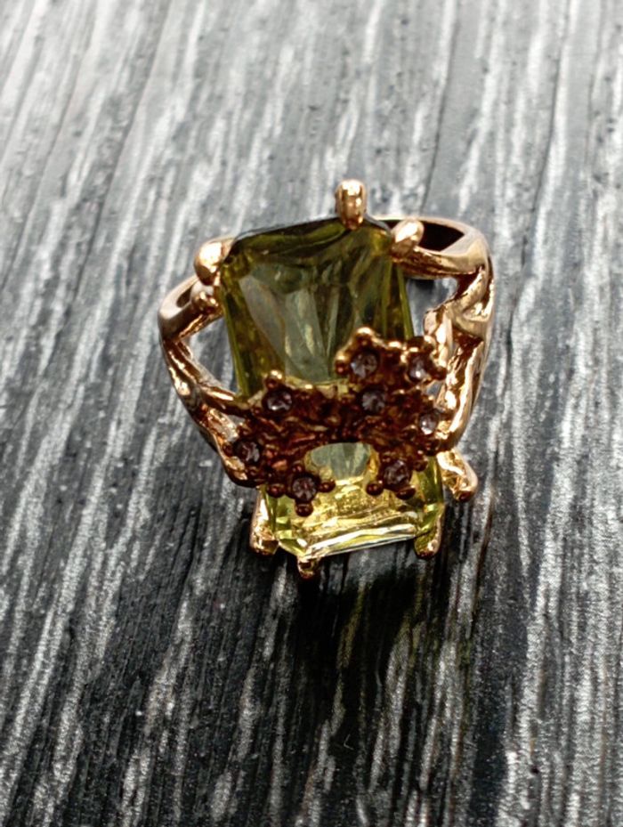Bague dorée avec pierre vert clair - photo numéro 2