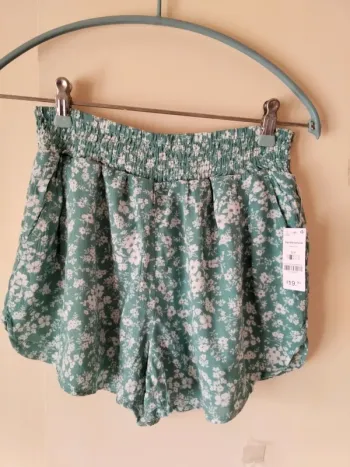 Short femme. Marque Ardene (A104)