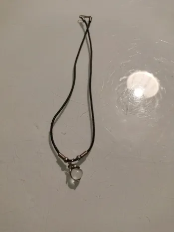 Collier pierre sphérique sur cordon noir