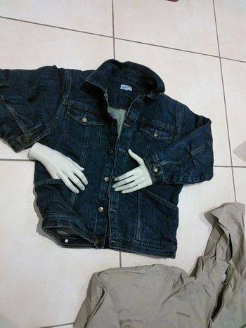 Lot 2 blouson en jean doublé neuf taille 14 ans + un coupe vent beige taille 12 ans