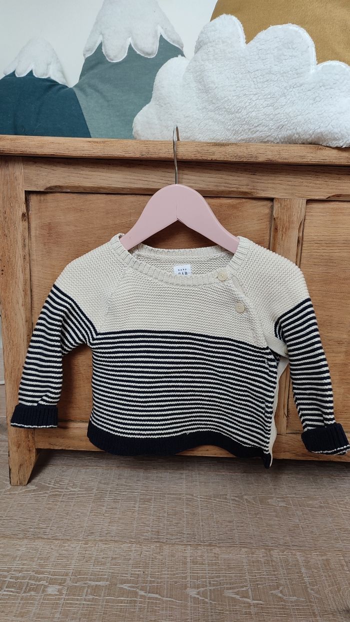 Gilet GAP 6-12 mois fermeture a boutons