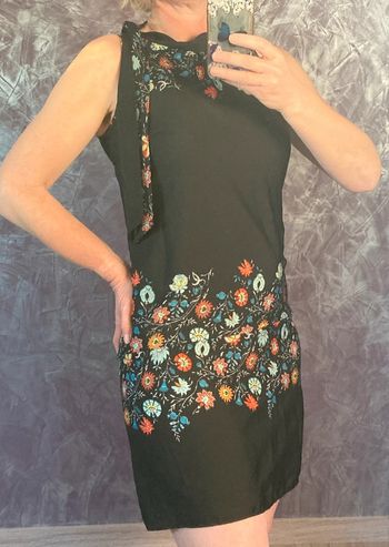 Superbe robe noire col haut