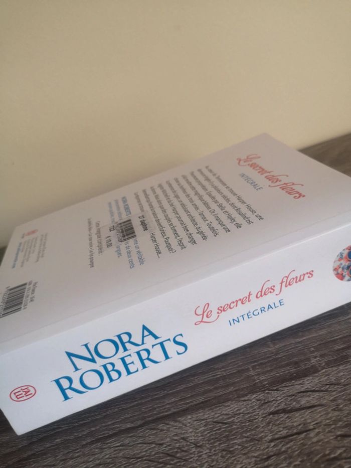 Livre romance broché Le secret des Fleurs de Nora Roberts - photo numéro 4