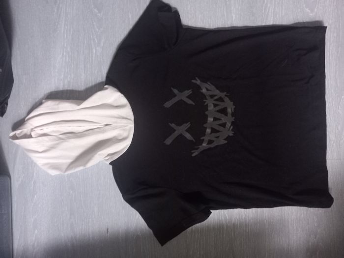T-shirt noir avec capuche enfant 9ans