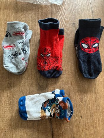 Lot de 4 paires de chaussettes socquettes Spiderman pat patrouille 27-30 tbe