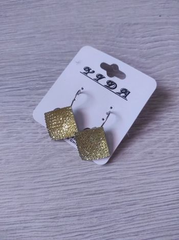 Boucle d'oreille neuve